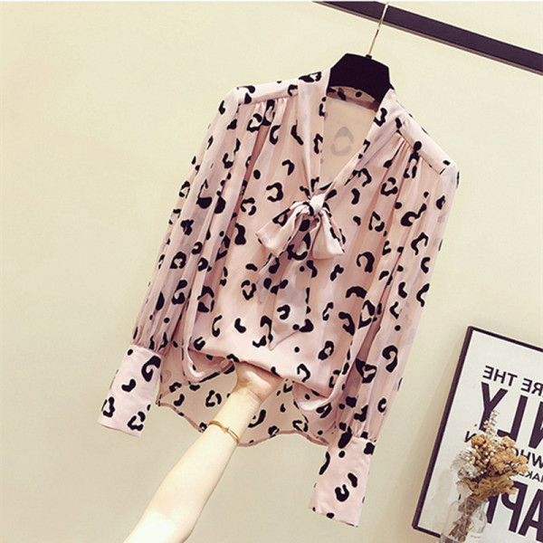 Cămașă modernă de damă cu imprimeu leopard și panglică la guler