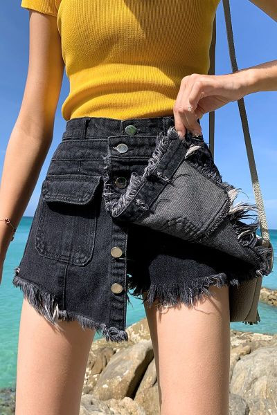 Női rövidnadrág gombokkal - aszimmetrikus modell