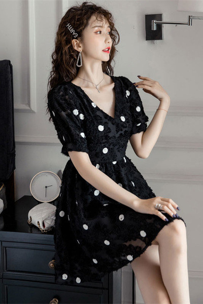 Modern női pöttyös ruha rövid ujjal és V-nyakkal