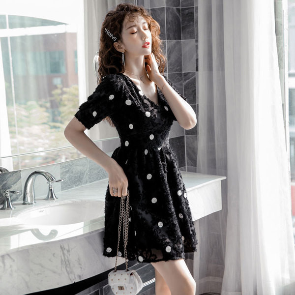 Modern női pöttyös ruha rövid ujjal és V-nyakkal