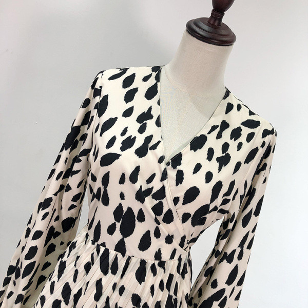 Női hajtogatott ruha spitz nyakkivágással