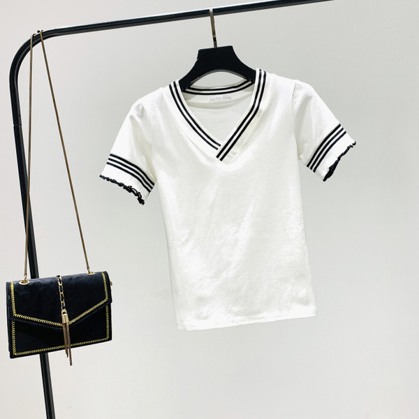 Új modell női blúz spitz nyakkivágással és rövid ujjú fehér színben