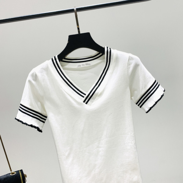 Új modell női blúz spitz nyakkivágással és rövid ujjú fehér színben