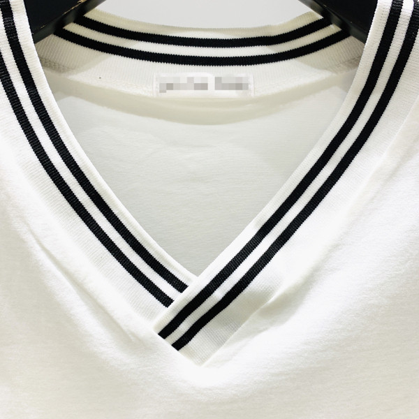 Új modell női blúz spitz nyakkivágással és rövid ujjú fehér színben