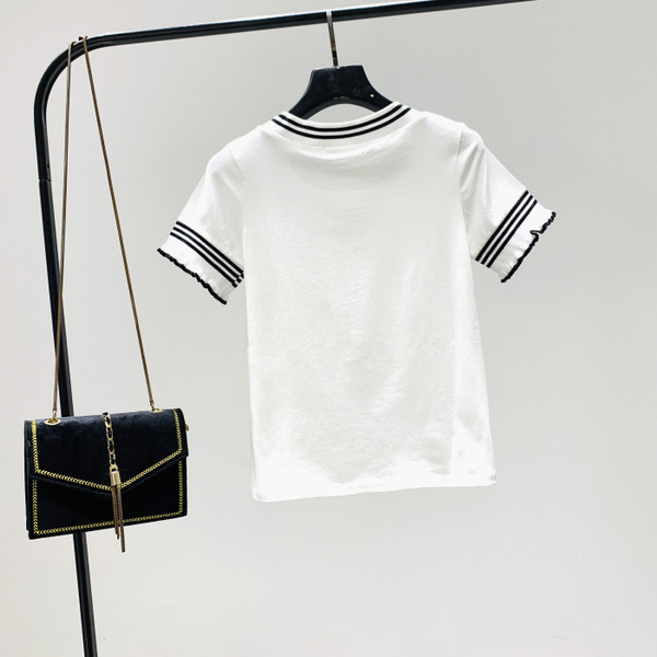 Új modell női blúz spitz nyakkivágással és rövid ujjú fehér színben