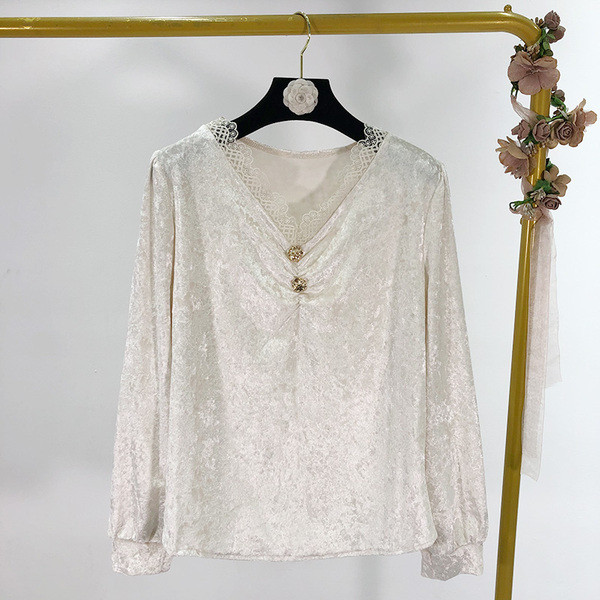 Női tavaszi blúz bársonyból és csipkéből