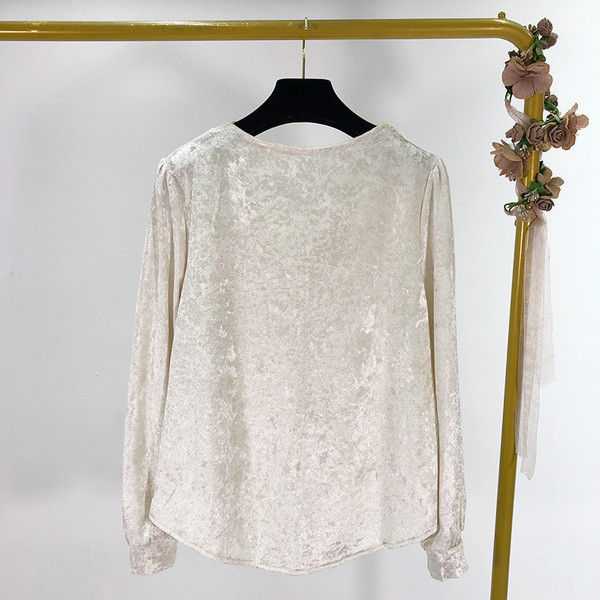 Női tavaszi blúz bársonyból és csipkéből