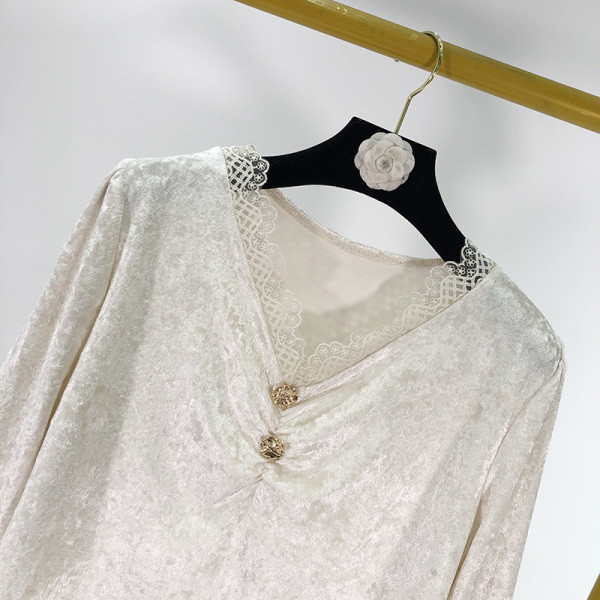 Női tavaszi blúz bársonyból és csipkéből