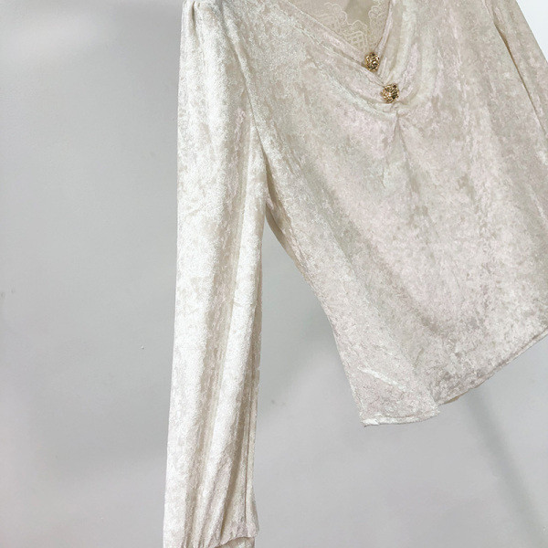 Női tavaszi blúz bársonyból és csipkéből