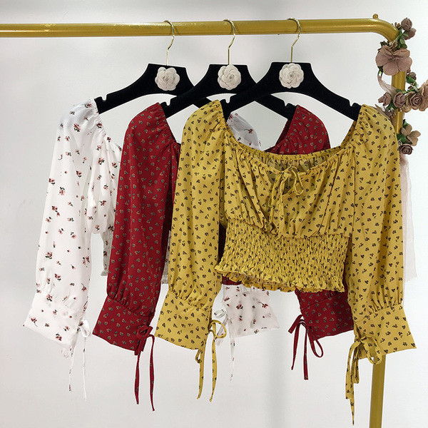 Rövid blúz elasztikus derékkal és megkötővel