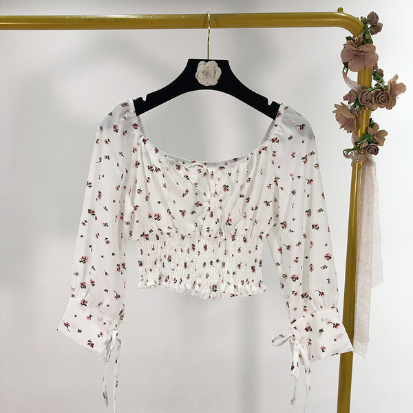 Rövid blúz elasztikus derékkal és megkötővel