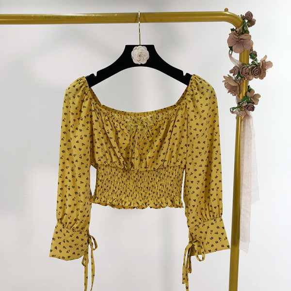 Rövid blúz elasztikus derékkal és megkötővel