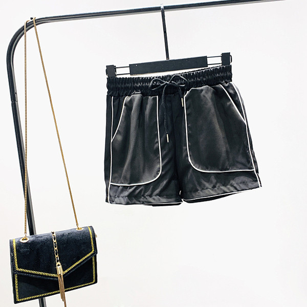 Alkalmi női rövidnadrág nyakkendővel és zsebbel