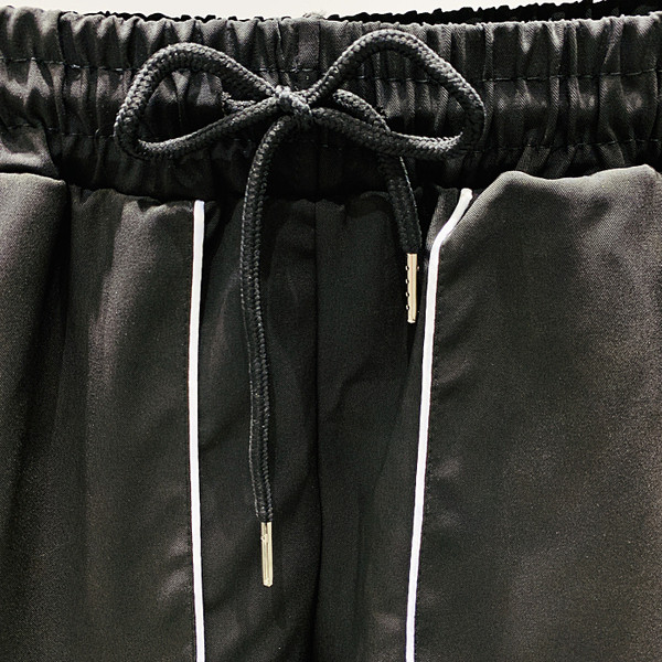 Alkalmi női rövidnadrág nyakkendővel és zsebbel