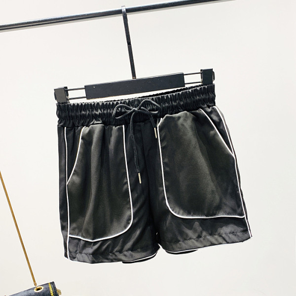 Alkalmi női rövidnadrág nyakkendővel és zsebbel