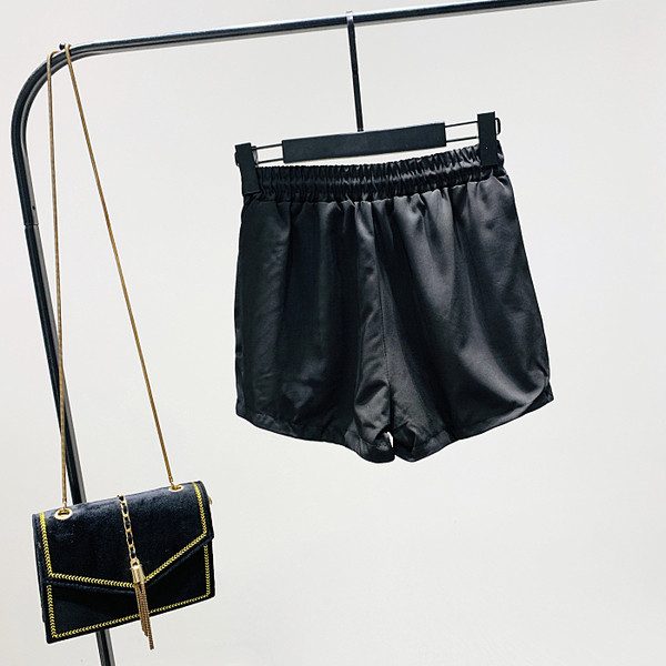 Alkalmi női rövidnadrág nyakkendővel és zsebbel