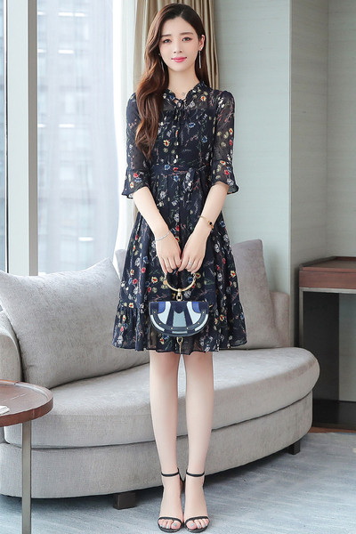 Rochie de dama actuala cu motive florale si maneci 3/4