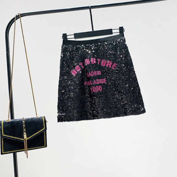 Modern női szoknya fekete flitterekkel