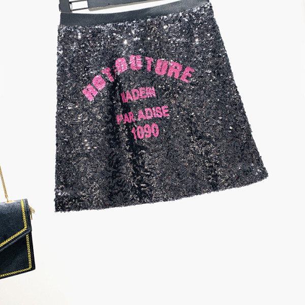 Modern női szoknya fekete flitterekkel