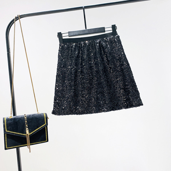 Modern női szoknya fekete flitterekkel