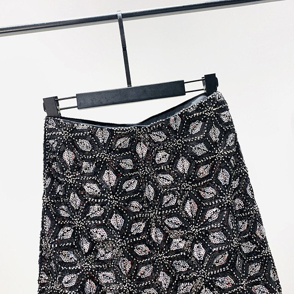 Modern rövid női szoknya flitterekkel, magas derékkal