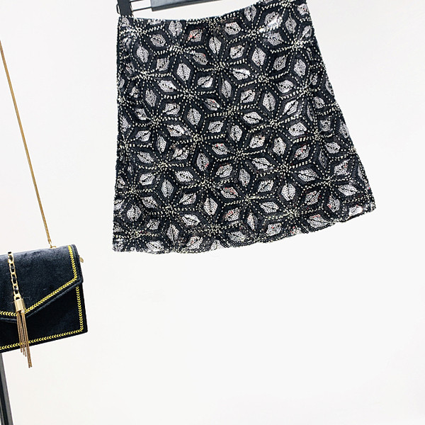 Modern rövid női szoknya flitterekkel, magas derékkal