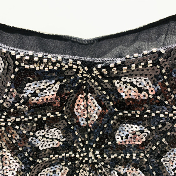 Modern rövid női szoknya flitterekkel, magas derékkal