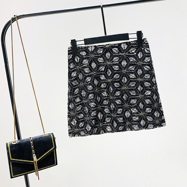 Modern rövid női szoknya flitterekkel, magas derékkal