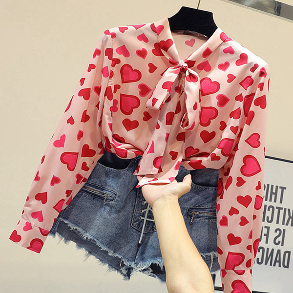 Cămașă elegantă de damă cu inimioare și guler cu panglică
