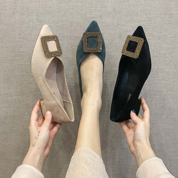 Pantofi de dama eleganti model ascutit cu talpa plata si decor metalic