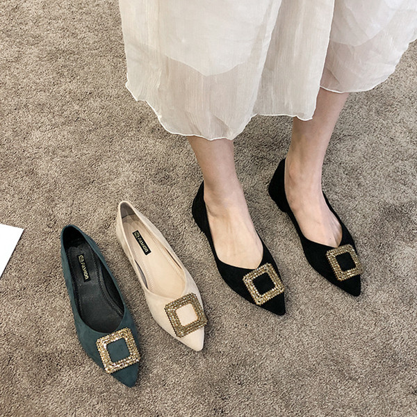 Pantofi de dama eleganti model ascutit cu talpa plata si decor metalic