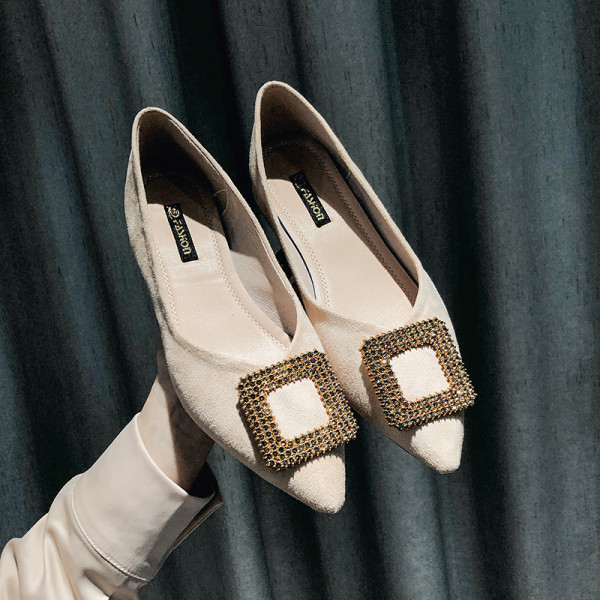 Pantofi de dama eleganti model ascutit cu talpa plata si decor metalic