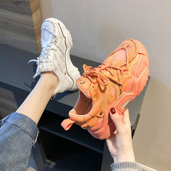 Tavaszi női tornacipő durva talppal és fűzővel