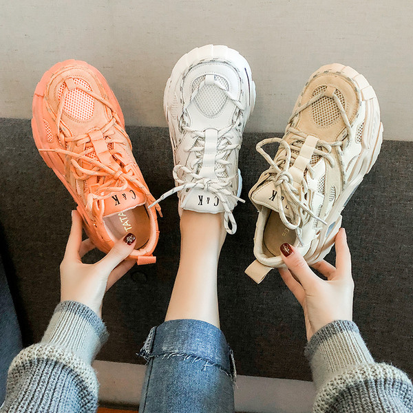 Tavaszi női tornacipő durva talppal és fűzővel