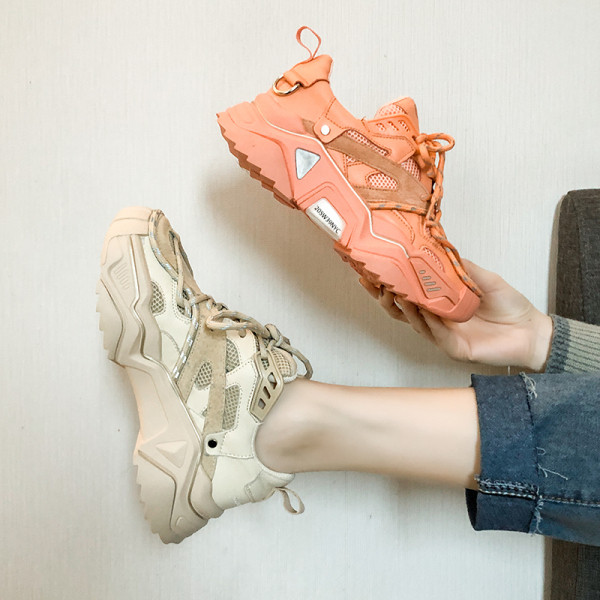 Tavaszi női tornacipő durva talppal és fűzővel