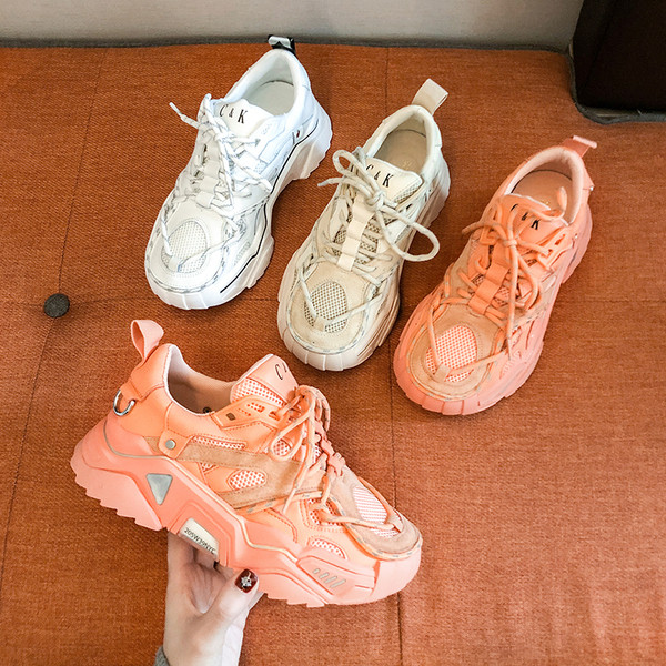 Tavaszi női tornacipő durva talppal és fűzővel