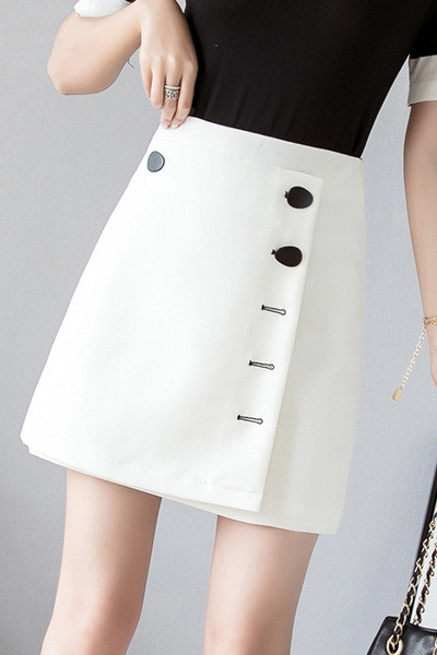 Női hétköznapi rövid szoknya magas derékkal és gombokkal