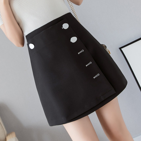 Női hétköznapi rövid szoknya magas derékkal és gombokkal