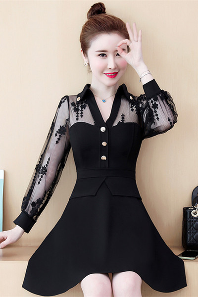 Rövid női ruha csipkével és spitz nyakkivágással