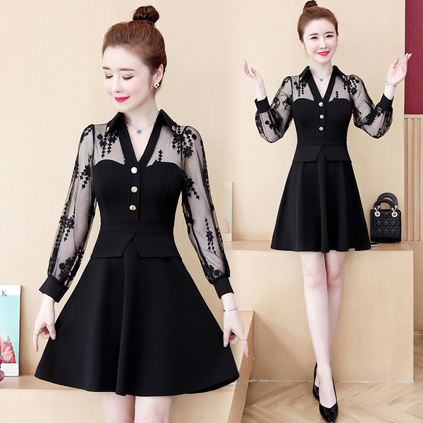 Rövid női ruha csipkével és spitz nyakkivágással