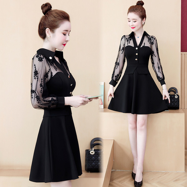 Rövid női ruha csipkével és spitz nyakkivágással