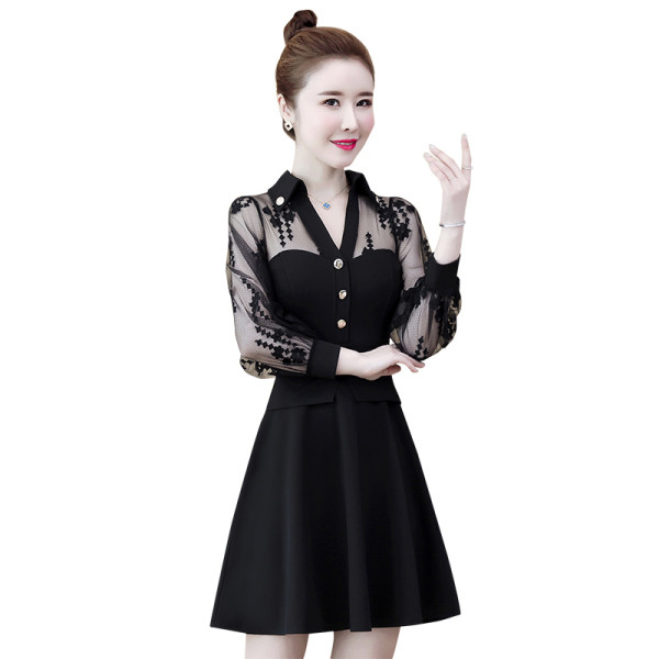 Rövid női ruha csipkével és spitz nyakkivágással