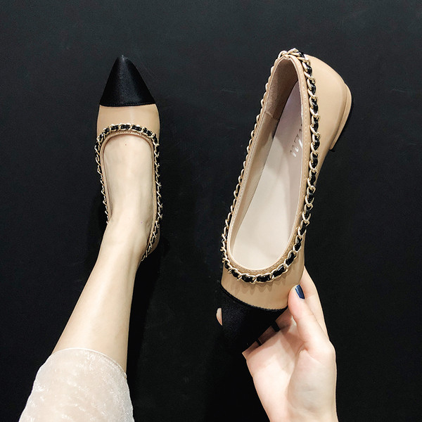 Ženske cipele na špic s ravnim potplatom i metalnim lancem