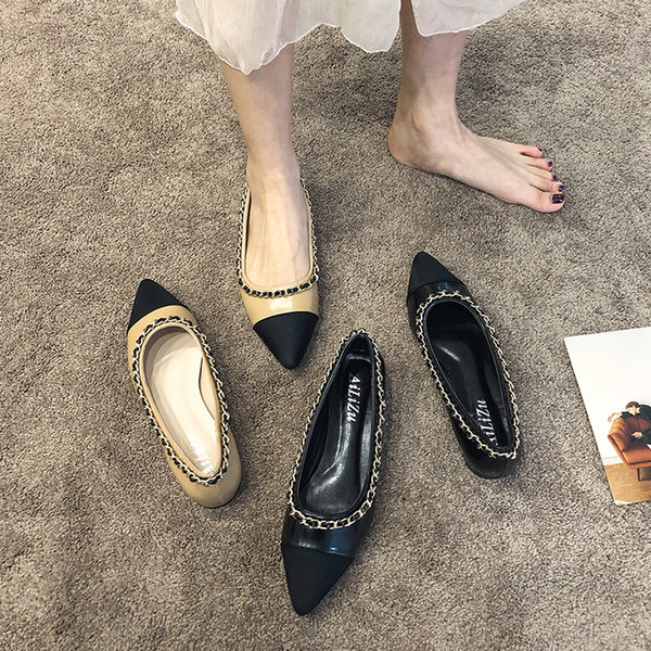 Ženske cipele na špic s ravnim potplatom i metalnim lancem