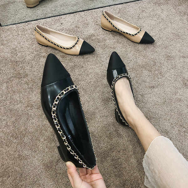 Ženske cipele na špic s ravnim potplatom i metalnim lancem