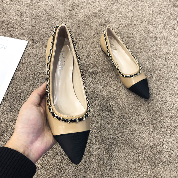 Ženske cipele na špic s ravnim potplatom i metalnim lancem