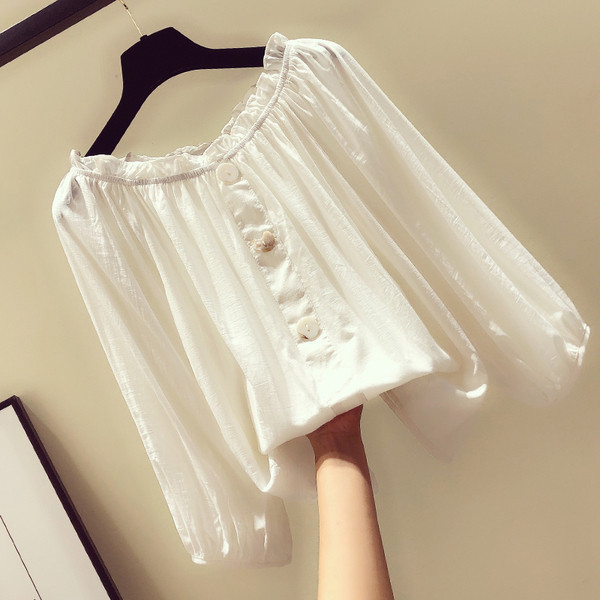 Alkalmi női ing gombokkal és kerek nyakkivágással