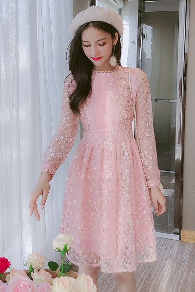 Стилна дамска рокля с обло деколте и дантела