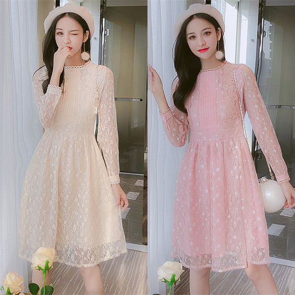 Стилна дамска рокля с обло деколте и дантела