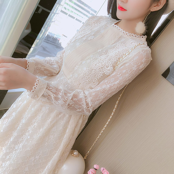 Стилна дамска рокля с обло деколте и дантела